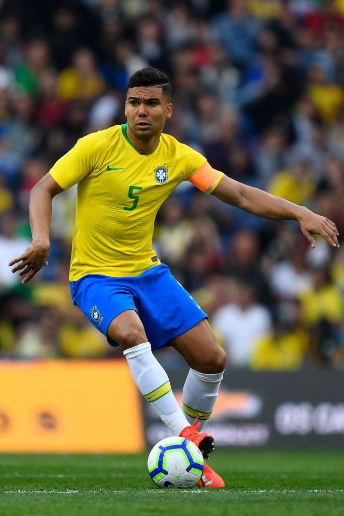 Casemiro vestindo a camisa 5 da Seleção Brasileira em campo