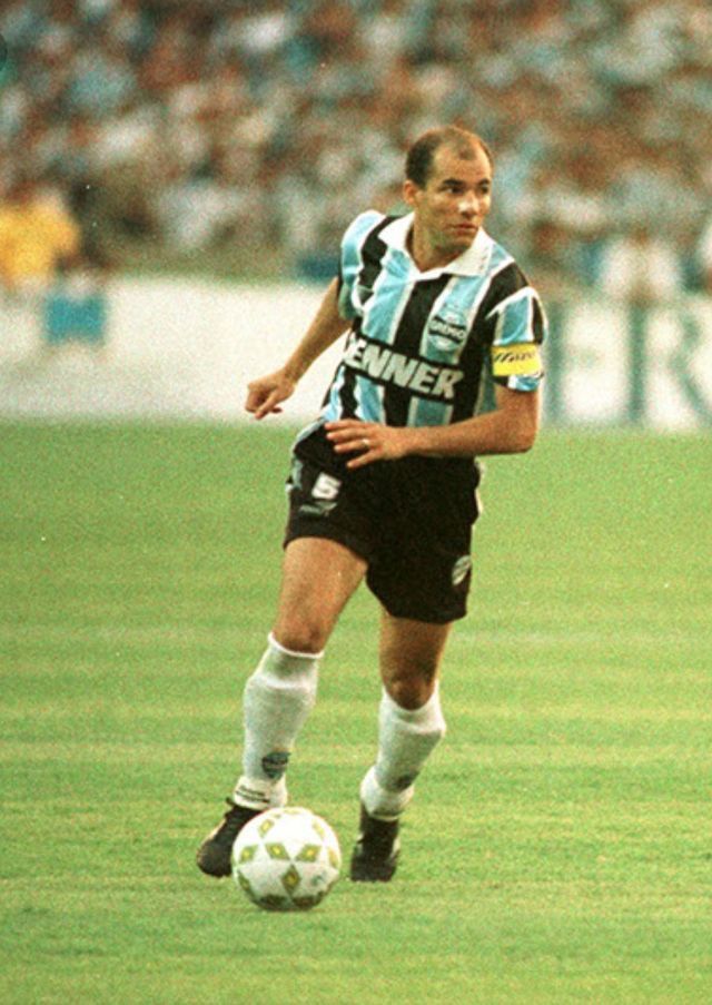 Dinho vestindo uniforme do Grêmio em campo