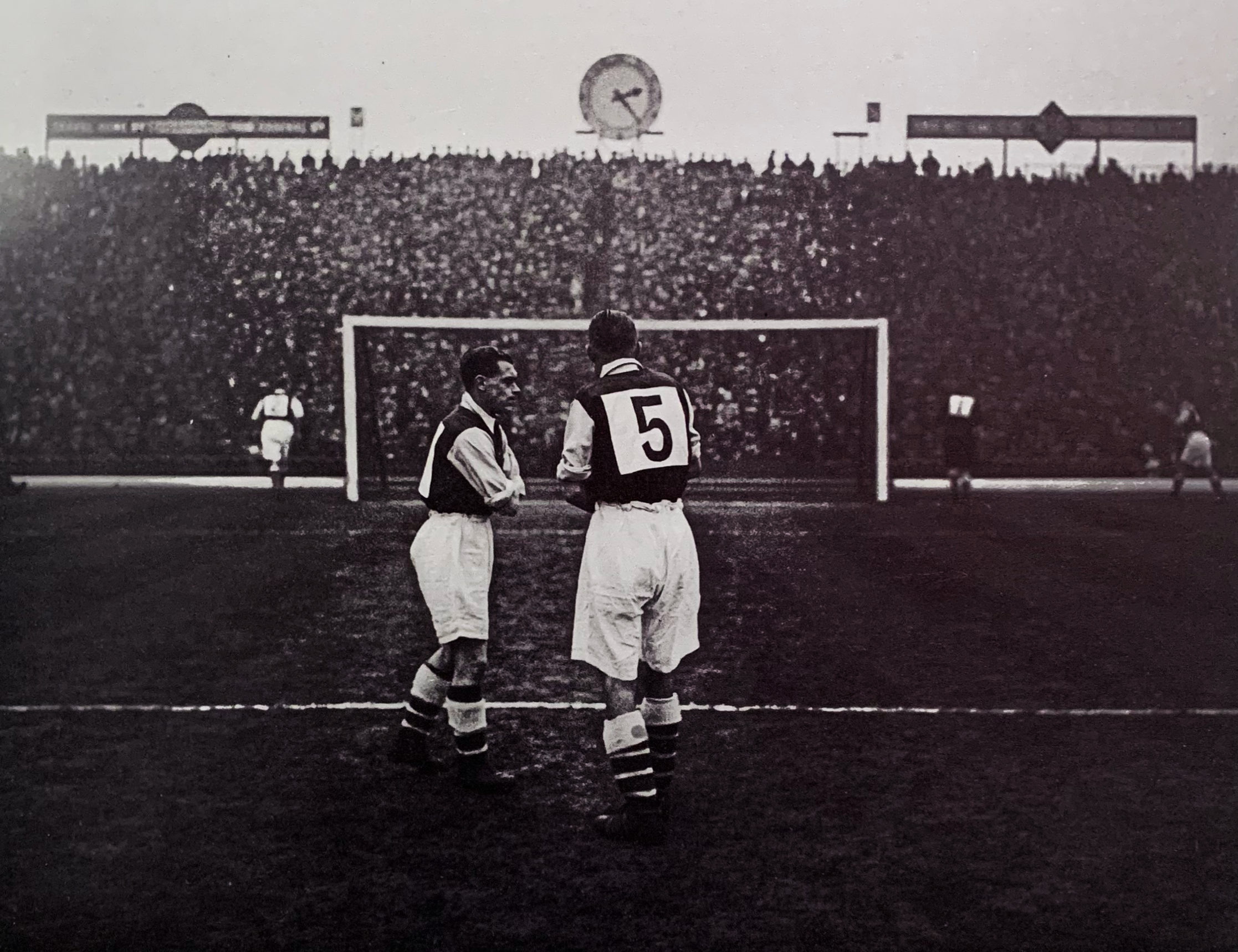 Foto do camisa 8 exposta no Design Museum of Football de Londres