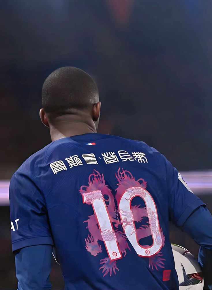 Jogador do Paris Saint-Germain com uniforme e tipografia especial