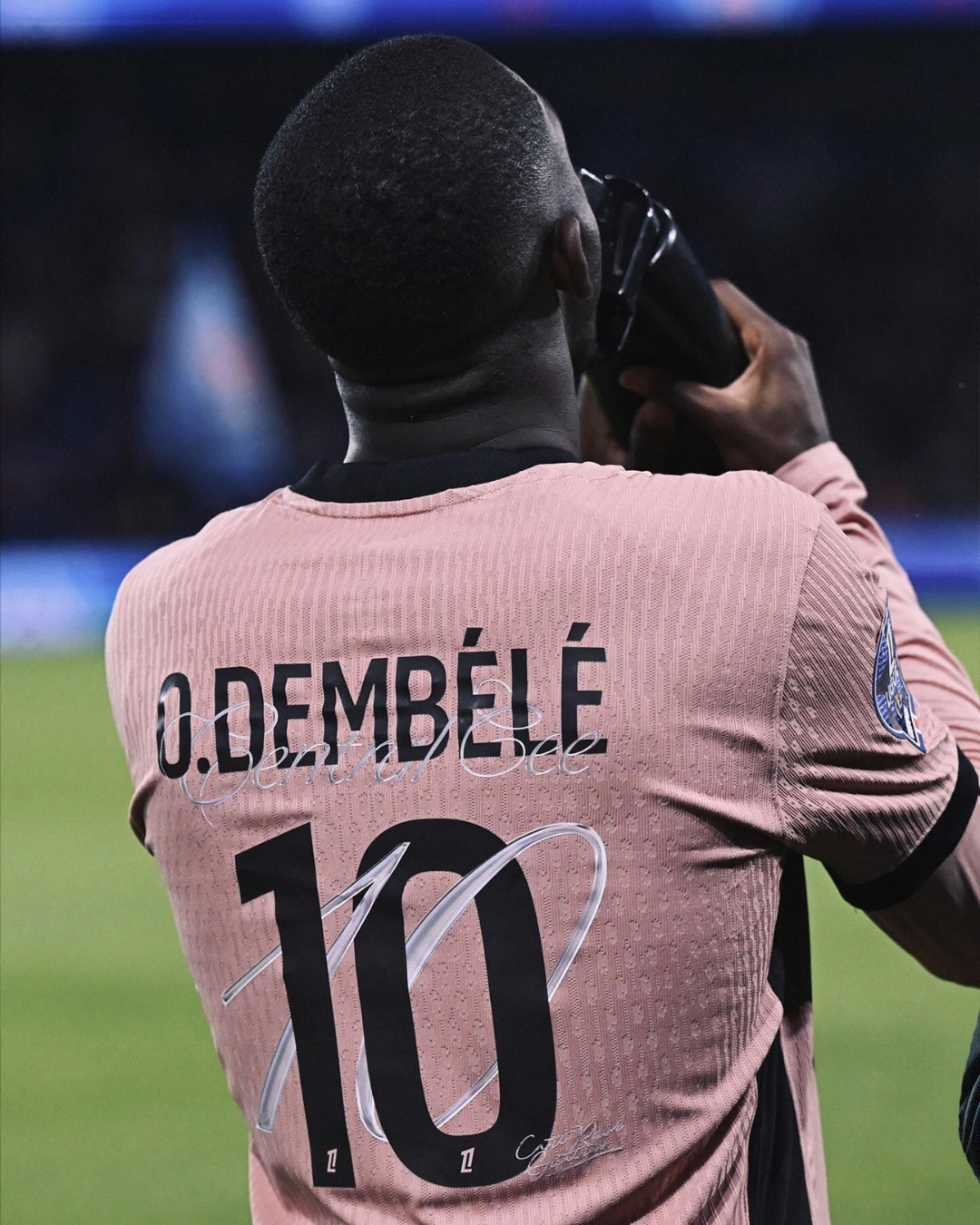 Jogador do Paris Saint-Germain com peça especial em colaboração de moda